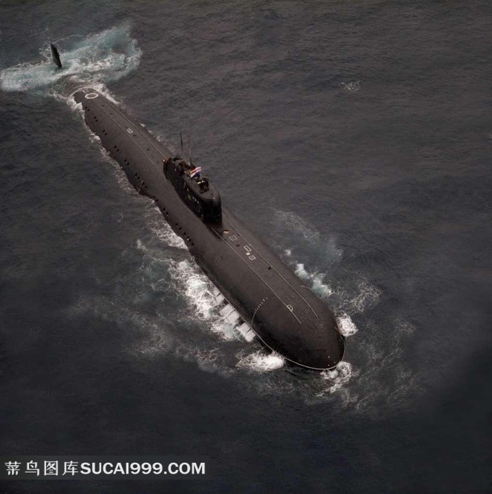 水面航行的阿库拉核潜艇