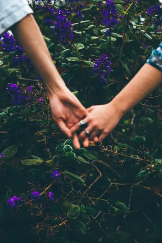 恋人手牵手图片