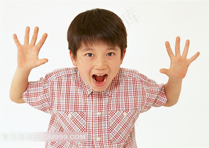 张开双手的可爱小男孩素材