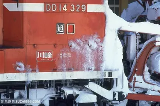 雪景火车风景画