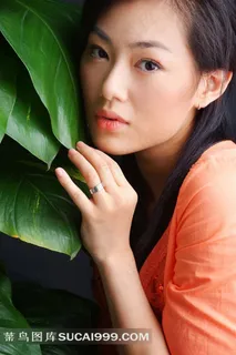 靠着盆景的清纯美女高清摄影图片