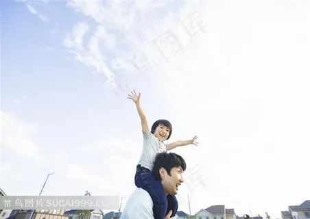 亲子广告元素 孩子坐着父亲的肩膀上侧面大图