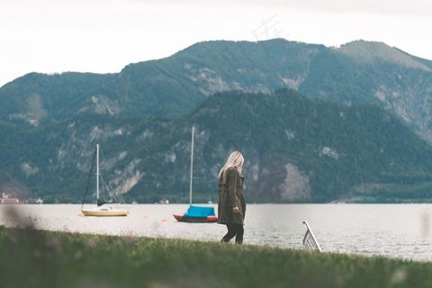 河边年轻女人图片 河边年轻女人图片