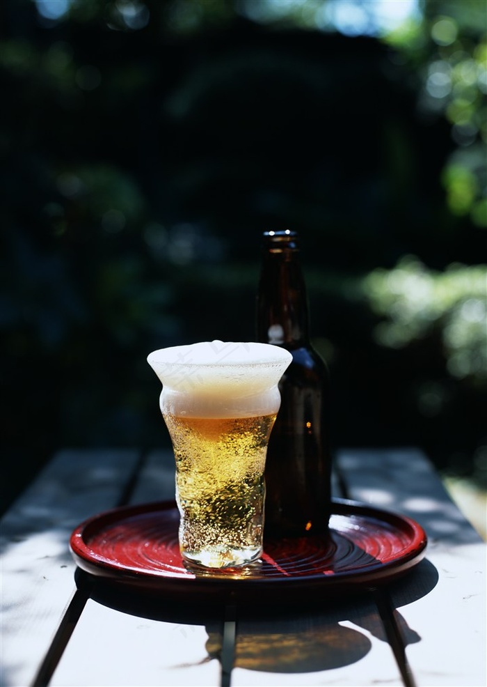 盘子里面的啤酒图片素材