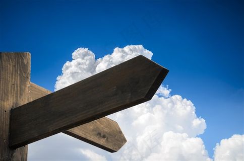 蓝天下的指示牌大图