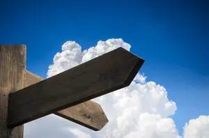 蓝天下的指示牌大图