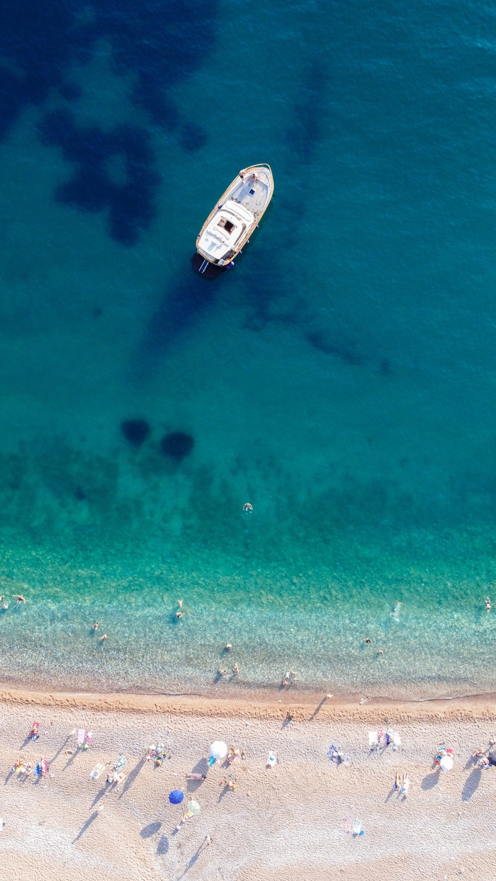 蓝色大海海滩游艇鸟瞰图