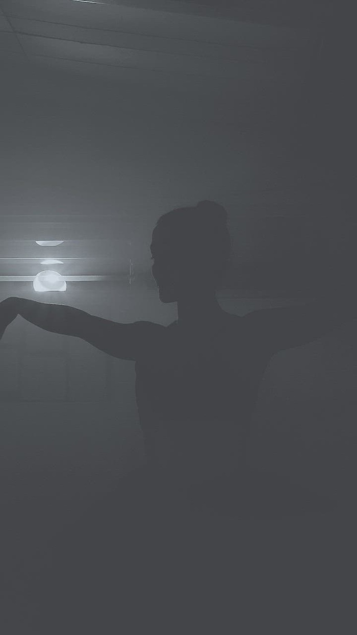 一个女人跳芭蕾的剪影