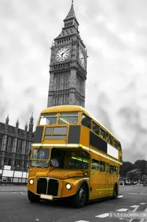 唯美双层黄色车钟楼风景画