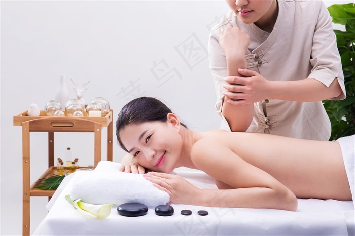 正在做背部按摩的美女图片