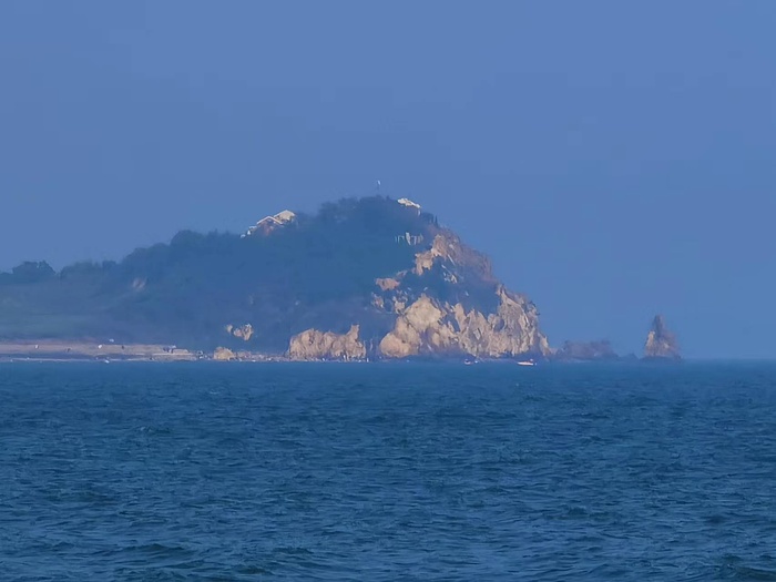 蓝天下的青岛浴场