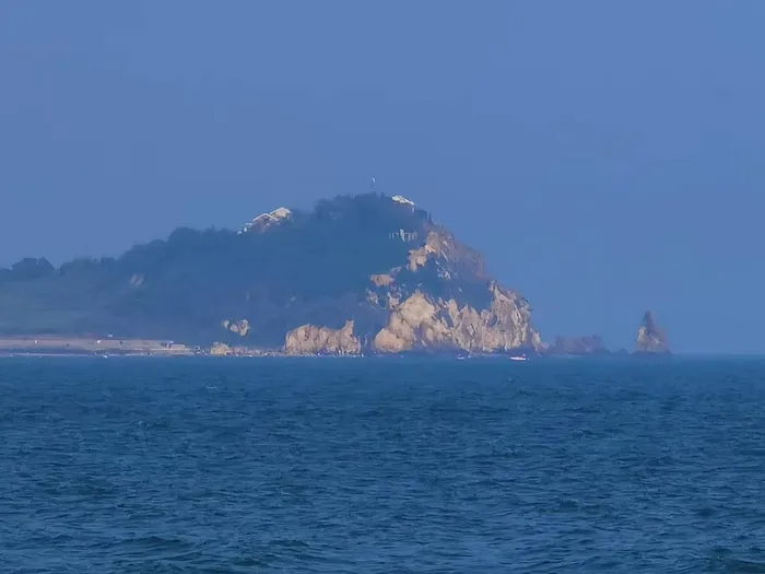 蓝天下的青岛浴场