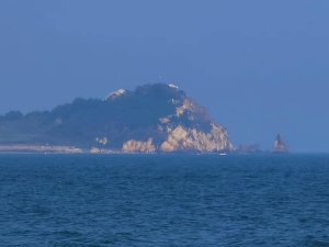 蓝天下的青岛浴场