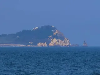 蓝天下的青岛浴场