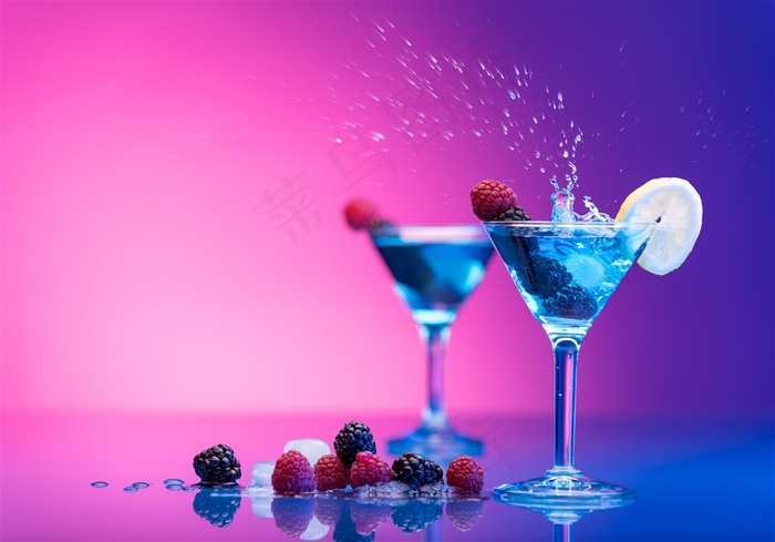 溅了一桌酒的精美鸡尾酒图片素材