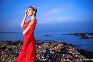 海边红裙美女