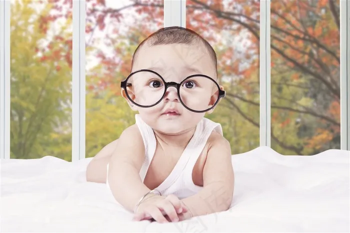 戴眼镜的时尚宝宝
