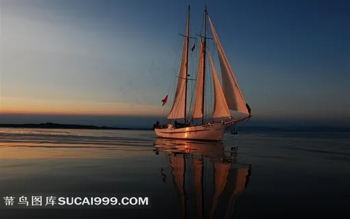 落日余晖下的海上帆船
