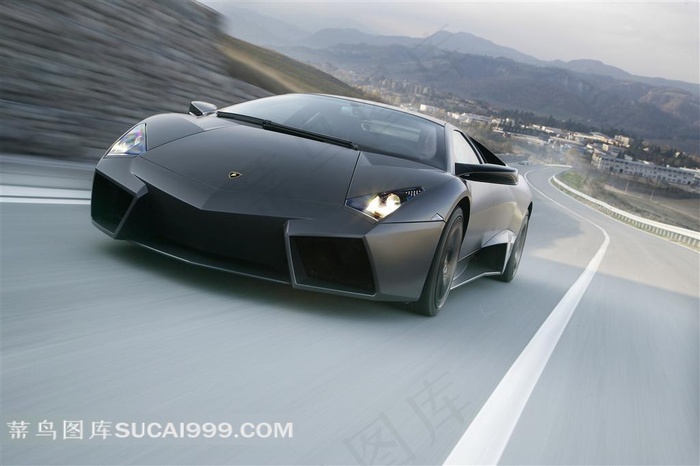 迎面驶来的纯黑色Reventon跑车高清图片素材