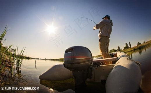 湖边钓鱼的男性人物高清图片