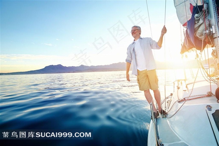 在海上船上的老人高清摄影图片