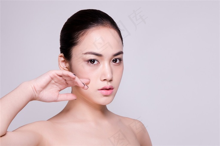 抚摸右脸的清新盘发美女