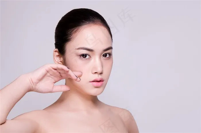 抚摸右脸的清新盘发美女