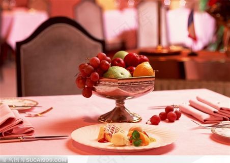 餐厅里面的餐桌和桌子上的美食