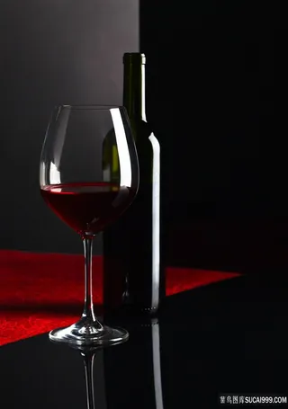 高档红酒与酒杯高清图片