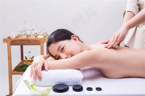 在做背部按摩的美女高清图
