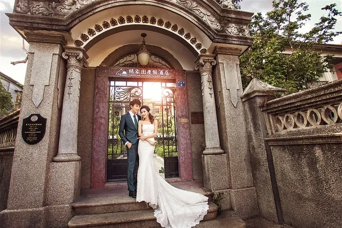幸福恋人婚纱别墅外拍高清特写