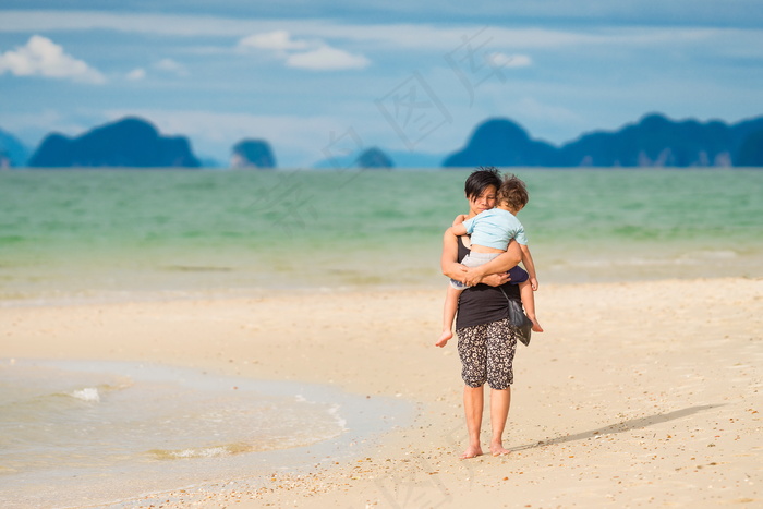 海边沙滩母子图片
