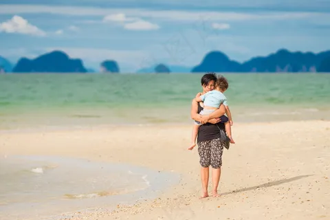 海边沙滩母子图片 海边沙滩母子图片