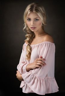 可爱清纯欧美美女肖像艺术写真图片