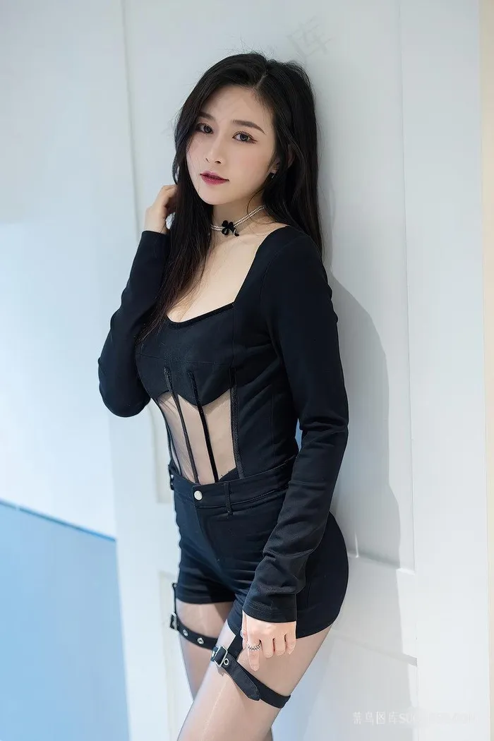 靠在门上的宅男女神Vanessa性感美女131写真图片