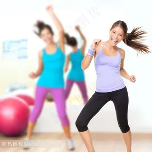 开心的健身美女