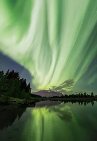 绿色极光壁纸图片