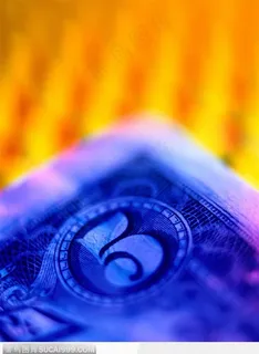 蓝色灯光下橘色背景上的货币 蓝色灯光下橘色背景上的货币