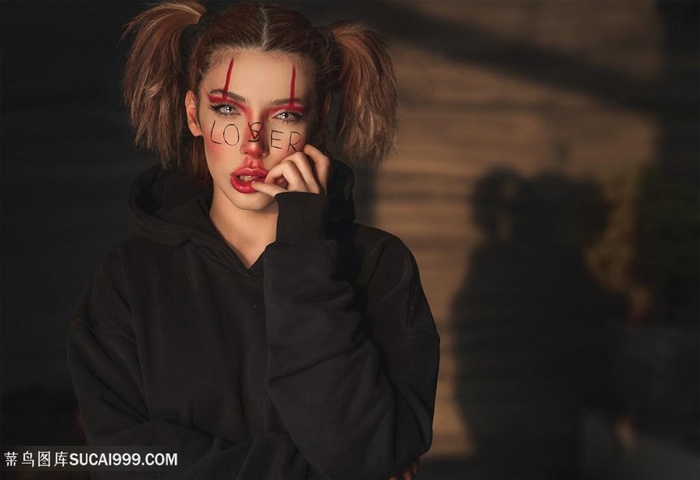 咬手指的美妆女性