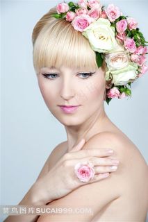 鲜花点缀的齐刘海美女写真摄影高清图片