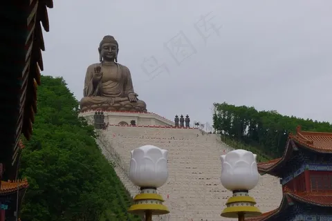 六顶山上的金鼎大佛