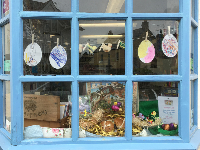 复活节从室外看向室内窗户装饰