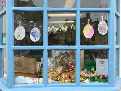 复活节从室外看向室内窗户装饰