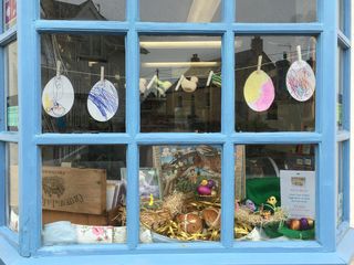 复活节从室外看向室内窗户装饰