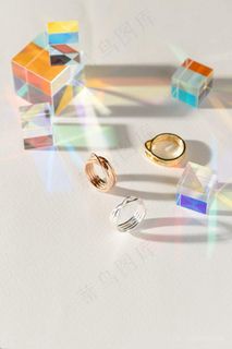 几何水晶方块和对戒图片