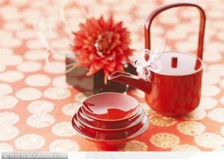 日本传统元素-精美的红釉茶具和方形盒子上的红色大丽花