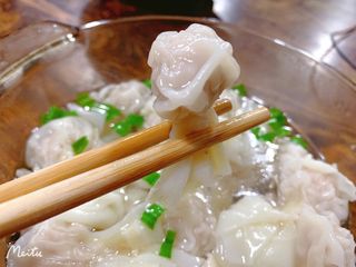熟馄饨高清图 筷子夹起的馄饨图 云吞 抄手 小馄饨 大馄饨 鲜肉馄饨