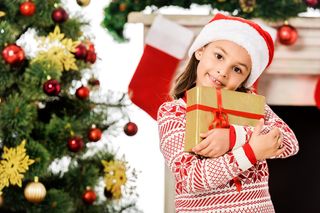 圣诞节室内人物小女孩抱着她的新年礼物场景圣诞送礼物(65)
