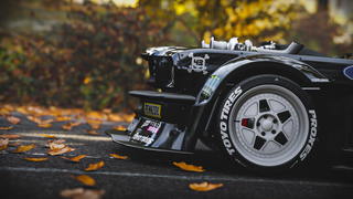 秋天秋日树落叶跑车汽车高清背景