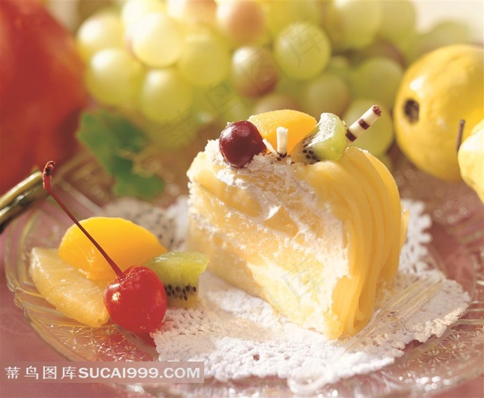 玻璃盘上的奶油黄桃蛋糕